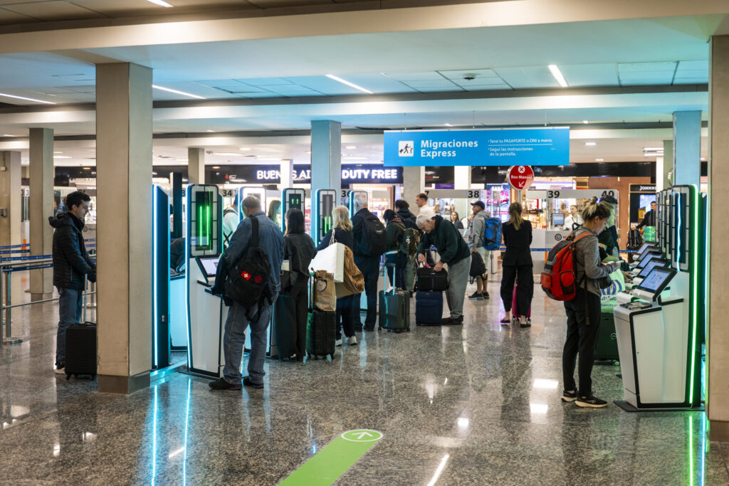 Ezeiza: comenzaron a operar los nuevos equipos de Migraciones Express en Arribos Internacionales