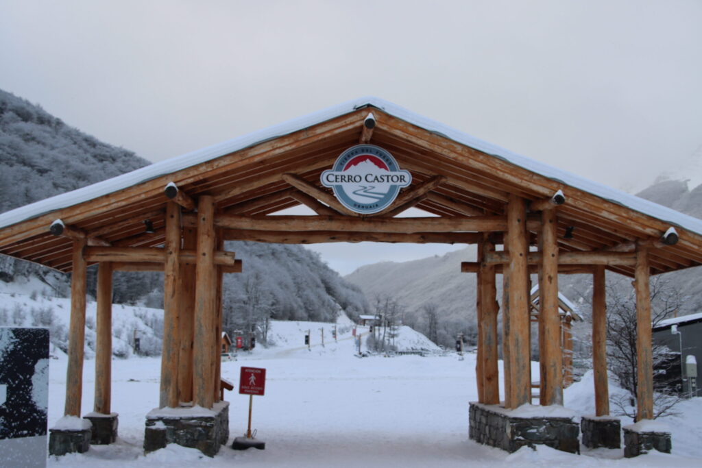 Cerro Castor con las primeras nevadas, abre el invierno con Morada del Águila, el restaurante más importante del centro de esquí más austral del mundo